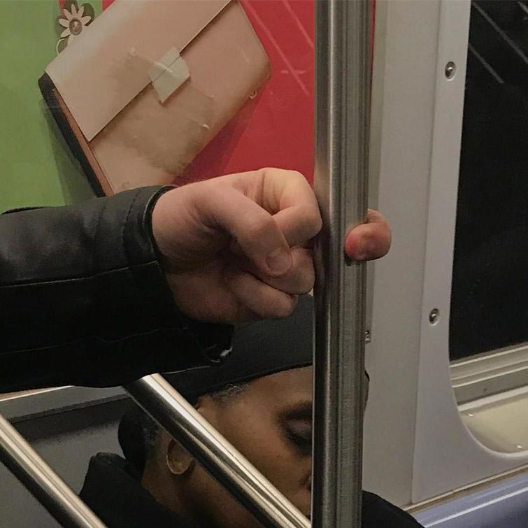 руки в метро, руки в подземке, фотографии рук в метро