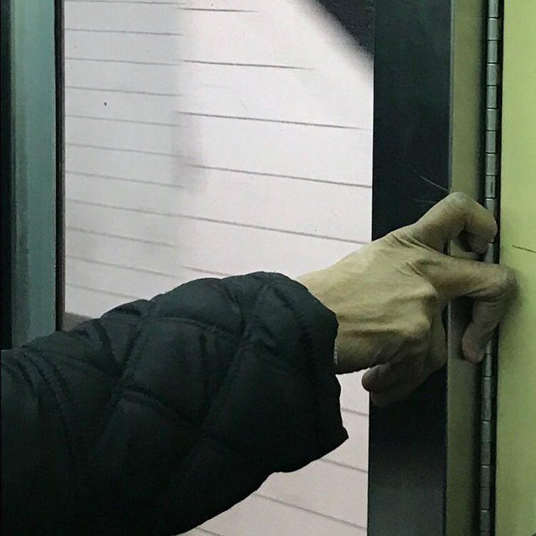 руки в метро, руки в подземке, фотографии рук в метро