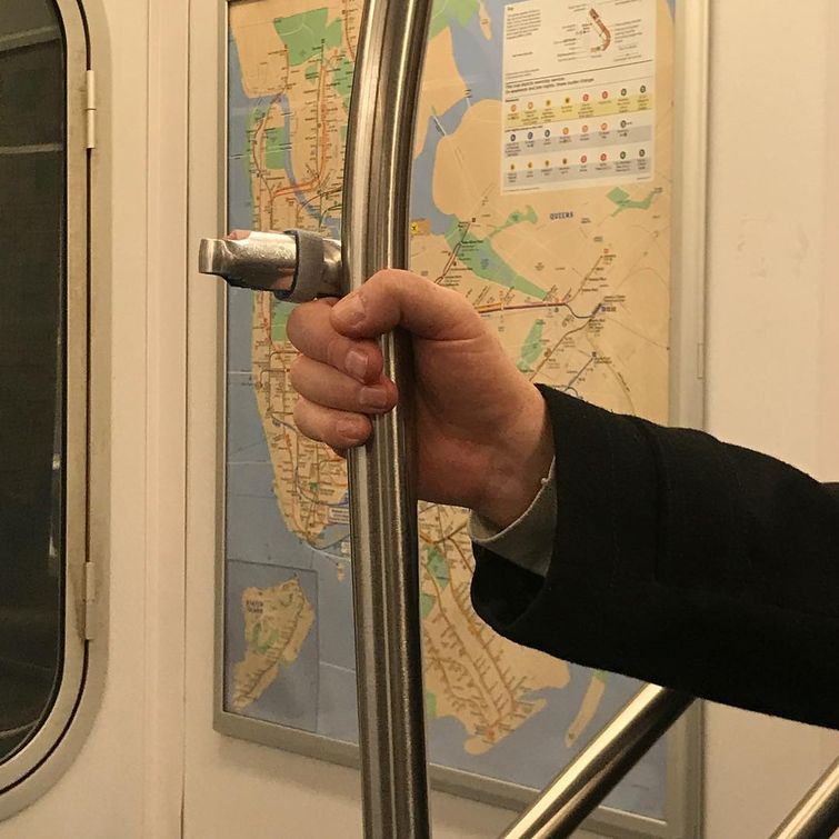 руки в метро, руки в подземке, фотографии рук в метро
