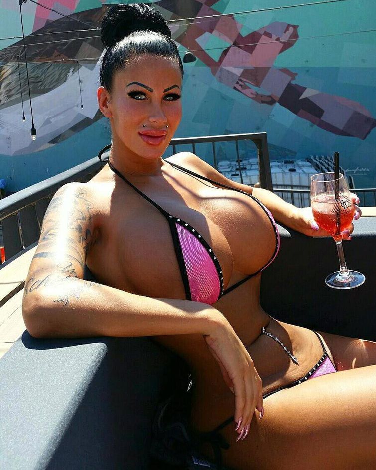 Пэрис Хермс — Пэрис Хермс, реальная Барби из Берлина, грудь 4 кг, самая большая грудь в Германии