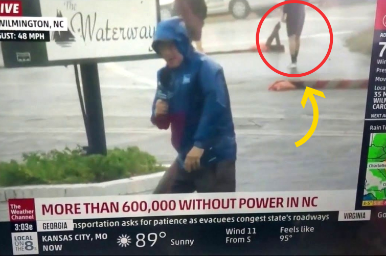 Журналист еле стоит на ногах из-за урагана, в то время как 2 парня спокойно прогуливаются журналист ураган, журналист переиграл, журналист репортаж о урагане, журналист ураган прогуливаются на фоне