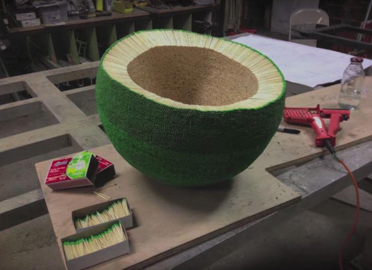 Парень 10 месяцев строил огромный шар из 42 000 спичек, а потом поджёг его шар из спичек, сфера из спичек, сфера из спичек видео, шар из спичек видео