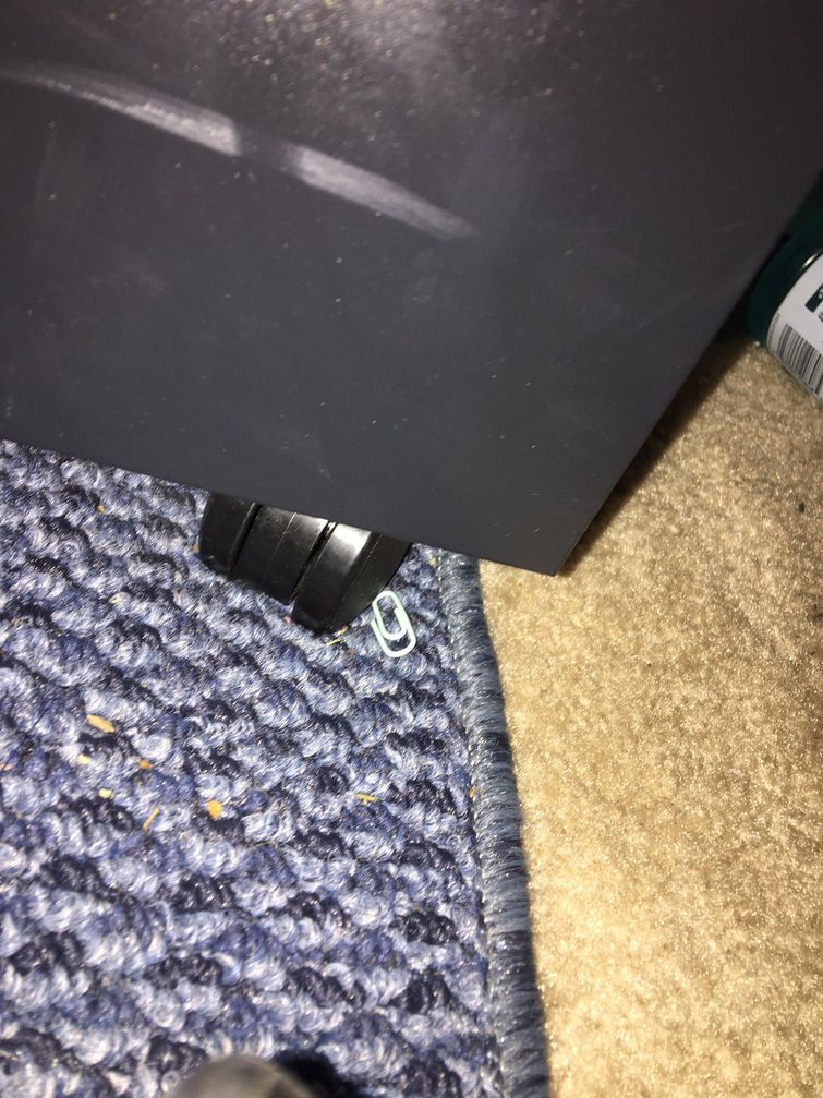 Девушка спросила у своего парня где взять скрепку, и узнала о том, как парни прибираются как парни прибираются, чем парни отличаются от девушек, спросила у парня