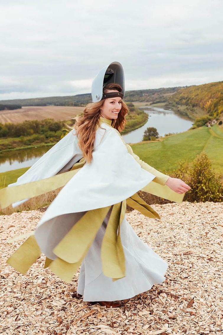 Королева сварки, русская Королева сварки, Александра Ивлева, сварщик и художник, сумочки из арматуры