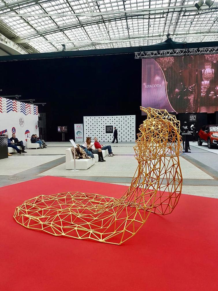 Королева сварки, русская Королева сварки, Александра Ивлева, сварщик и художник, сумочки из арматуры