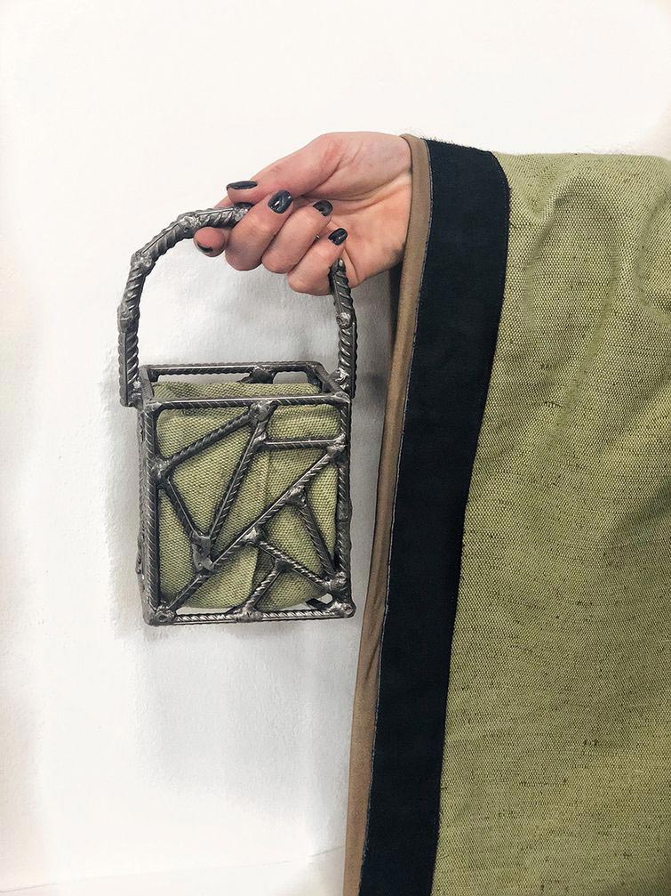 Королева сварки, русская Королева сварки, Александра Ивлева, сварщик и художник, сумочки из арматуры