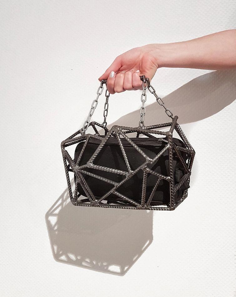 Королева сварки, русская Королева сварки, Александра Ивлева, сварщик и художник, сумочки из арматуры