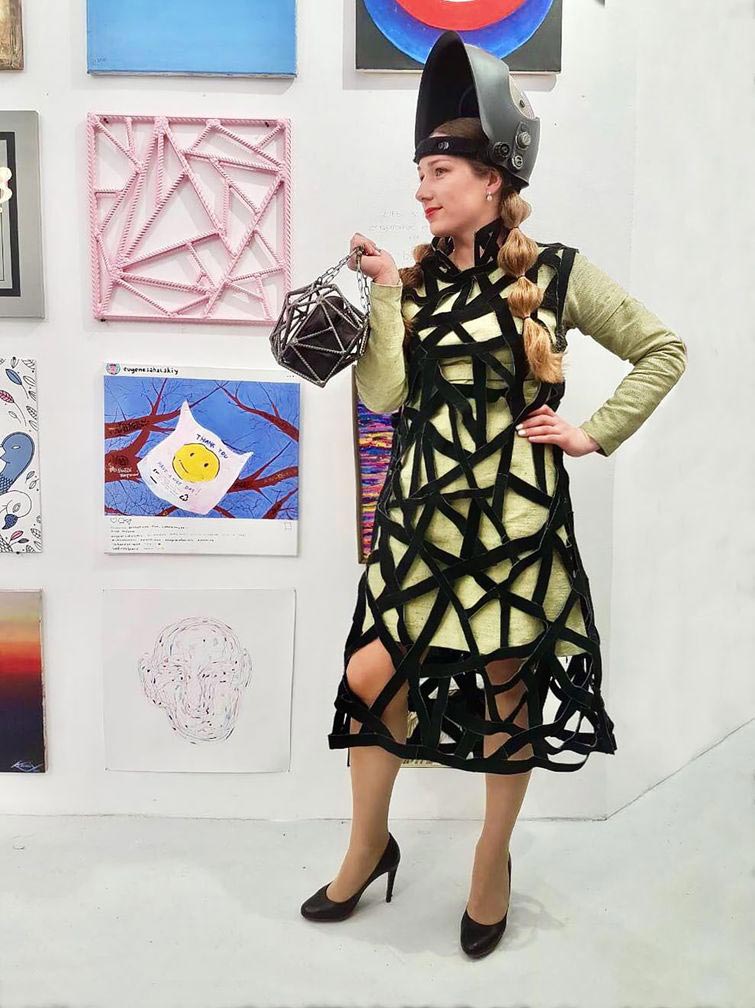 Королева сварки, русская Королева сварки, Александра Ивлева, сварщик и художник, сумочки из арматуры