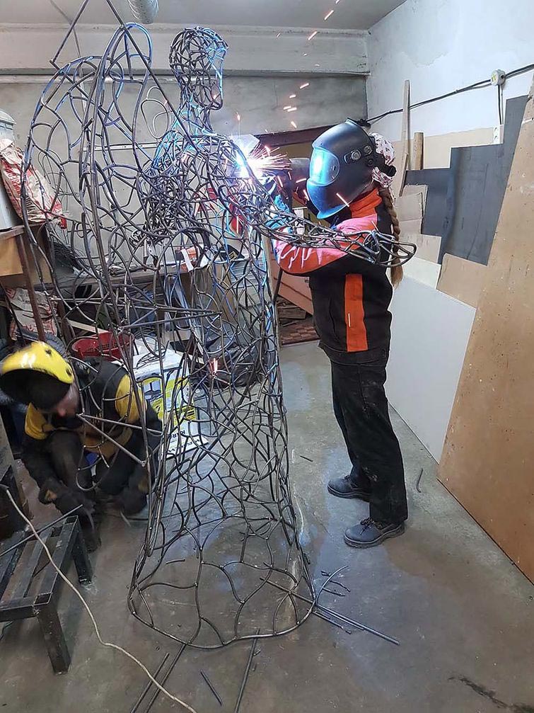 Королева сварки, русская Королева сварки, Александра Ивлева, сварщик и художник, сумочки из арматуры