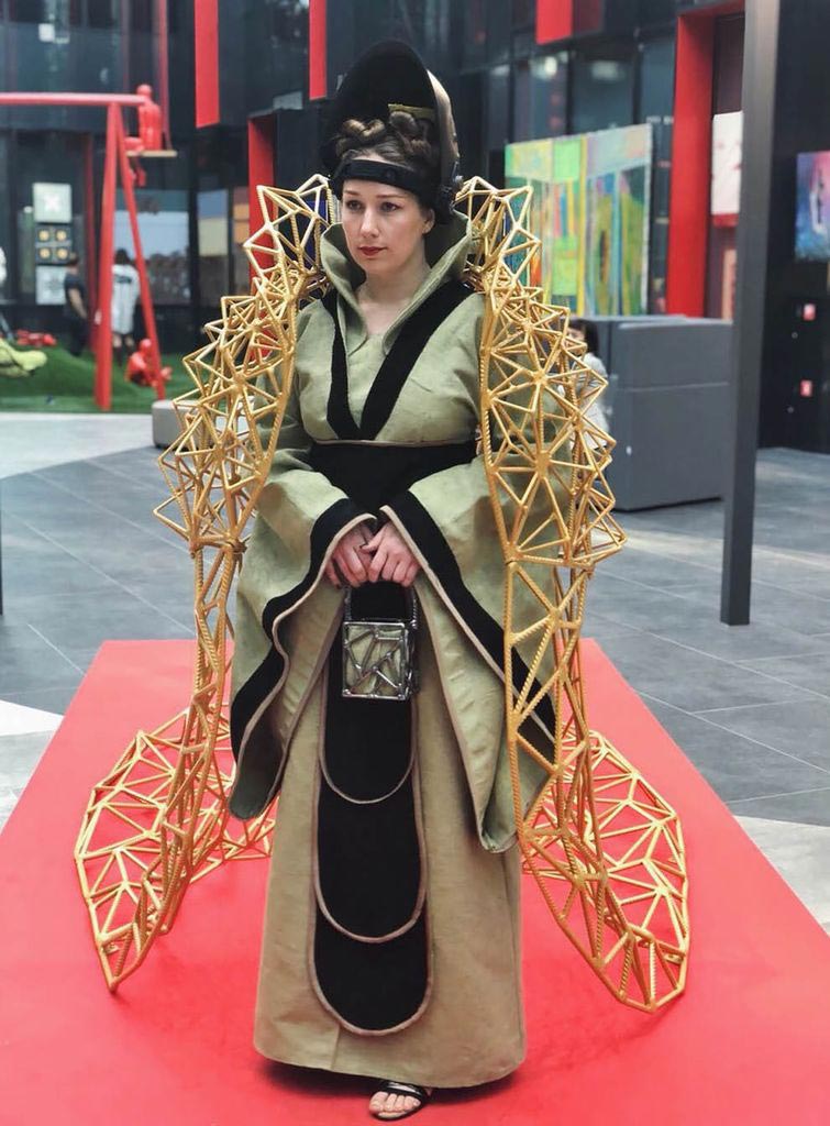 Королева сварки, русская Королева сварки, Александра Ивлева, сварщик и художник, сумочки из арматуры