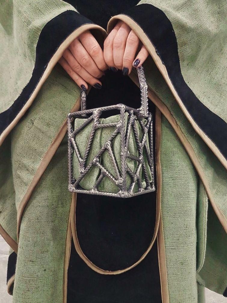 Королева сварки, русская Королева сварки, Александра Ивлева, сварщик и художник, сумочки из арматуры