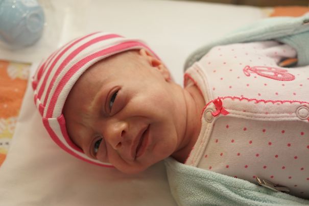 25 смешных фотографий младенцев, которые очень похожи на стариков младенцы которые очень похожи на стариков