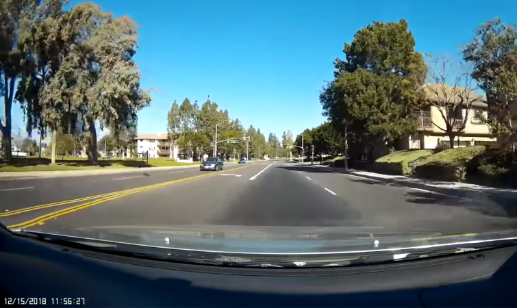 Этот малыш на дороге даже не знал, насколько близко он был к смерти ребёнок выбежал на дорогу, ребёнок на дороге, малыш на дороге, мальчик на дороге