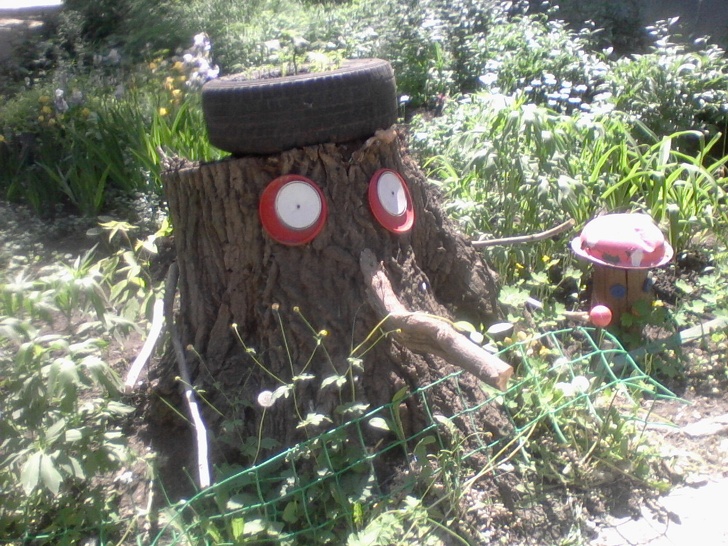 жуткие дворовые украшения, страшные украшения российских дворов 