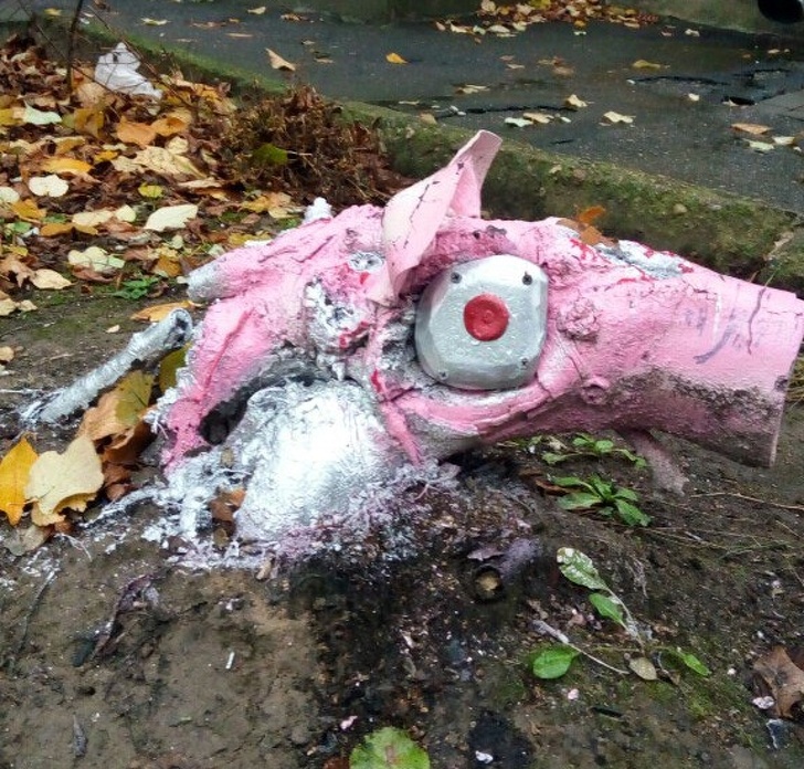 жуткие дворовые украшения, страшные украшения российских дворов 