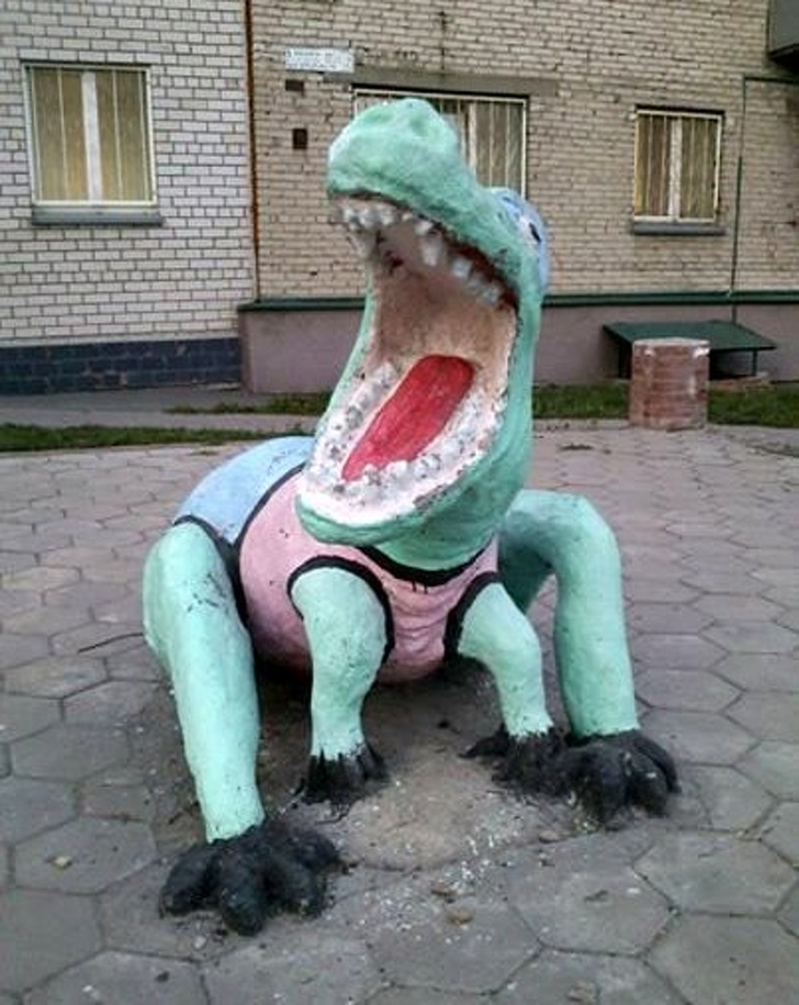 жуткие дворовые украшения, страшные украшения российских дворов 