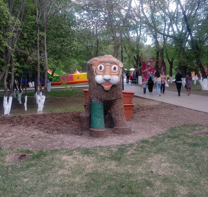 жуткие дворовые украшения, страшные украшения российских дворов 