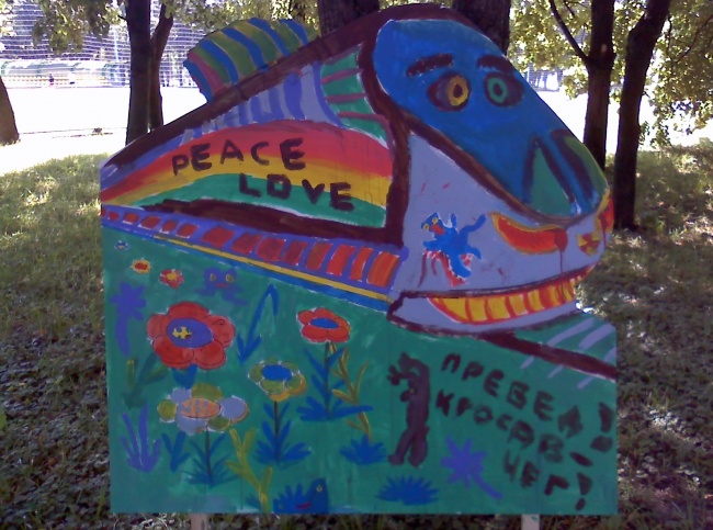 жуткие дворовые украшения, страшные украшения российских дворов 