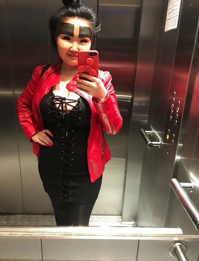 Анжелика Протодьяконова, девушка с огромными бровями, блогер с огромными бровями, девушка с гигантскими бровями