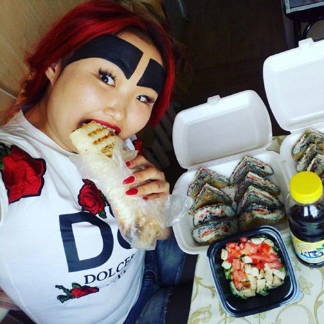 Анжелика Протодьяконова, девушка с огромными бровями, блогер с огромными бровями, девушка с гигантскими бровями