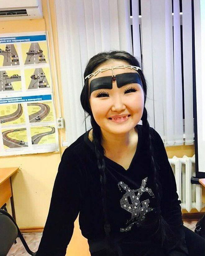 Анжелика Протодьяконова, девушка с огромными бровями, блогер с огромными бровями, девушка с гигантскими бровями