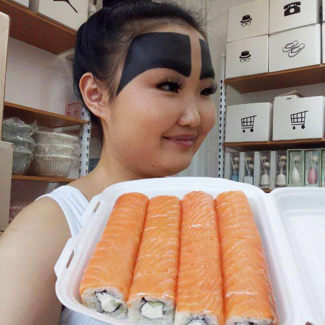 Анжелика Протодьяконова, девушка с огромными бровями, блогер с огромными бровями, девушка с гигантскими бровями