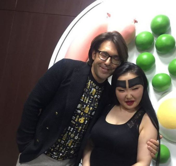 Анжелика Протодьяконова, девушка с огромными бровями, блогер с огромными бровями, девушка с гигантскими бровями