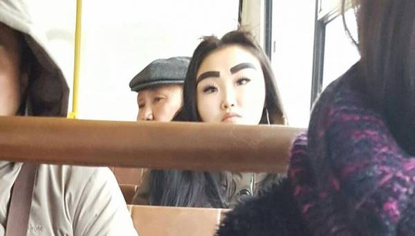 Анжелика Протодьяконова, девушка с огромными бровями, блогер с огромными бровями, девушка с гигантскими бровями