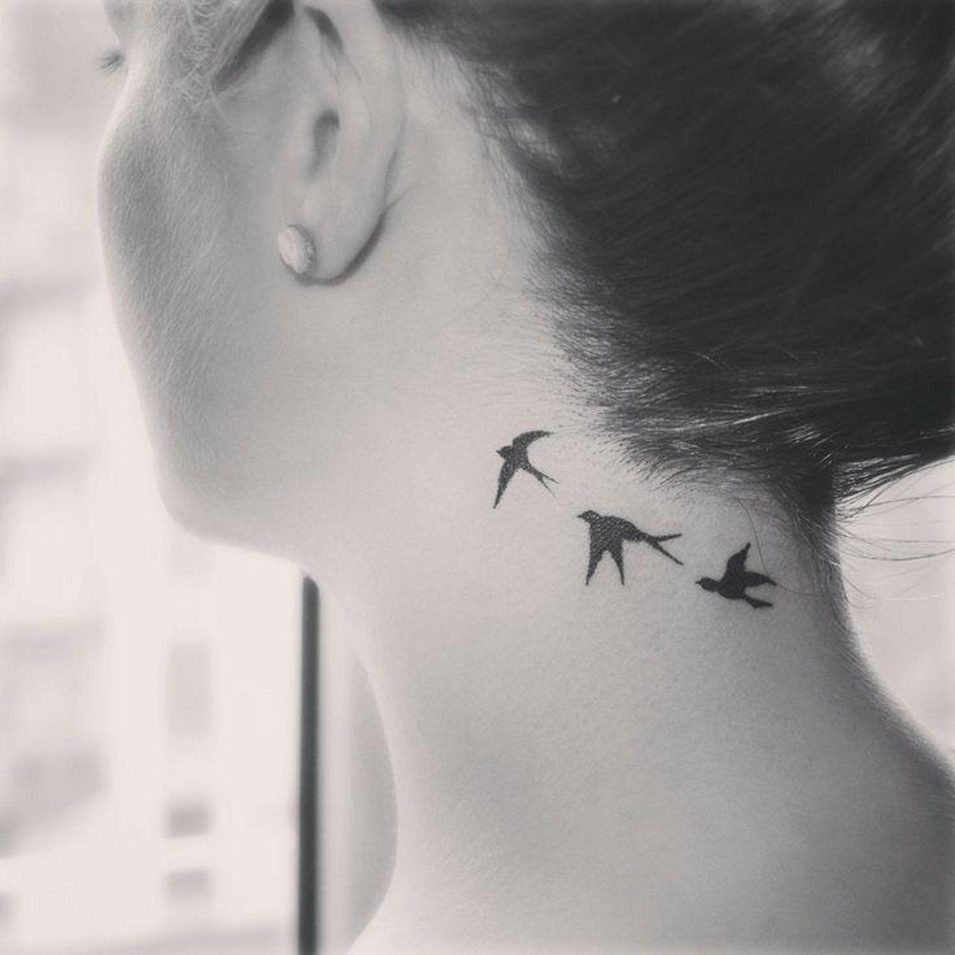 Птичка на шею. Тату Ласточка. Тату птицы. Татуировки для девушек. Татуировки на шее для девушек.