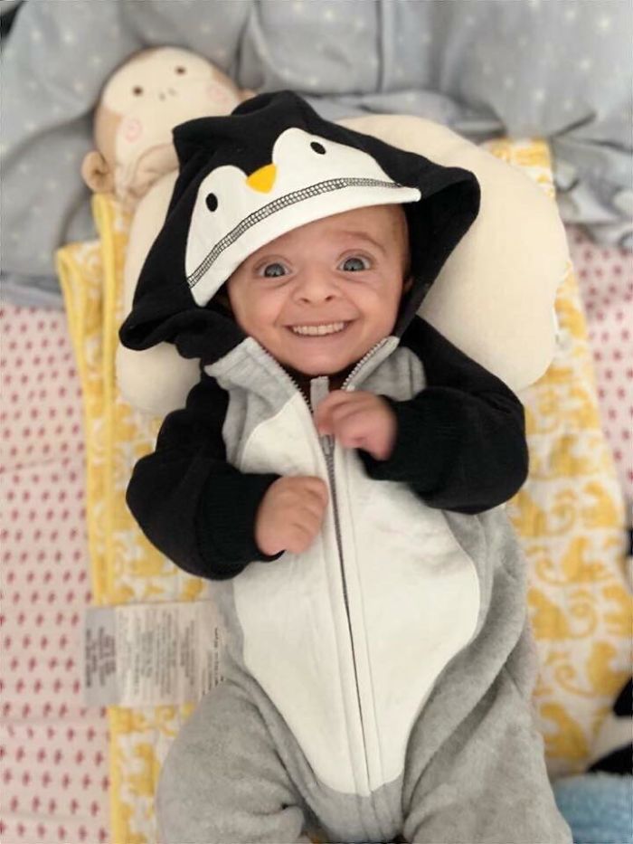 Кто-то добавляет маленьким детям зубы