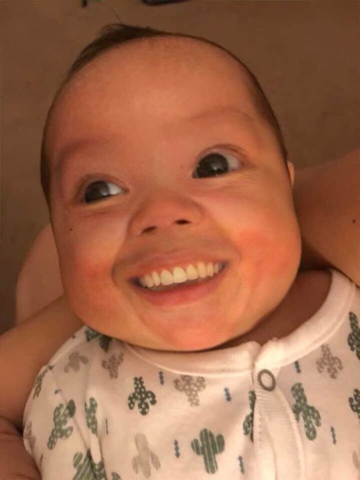 Кто-то добавляет маленьким детям зубы