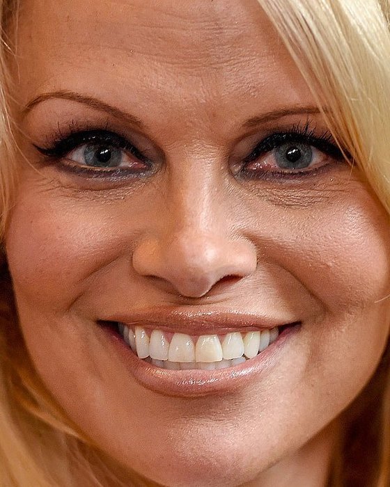 Звёзды крупным планом, Instagram-аккаунт раскрывает то как на самом деле выглядят звезды