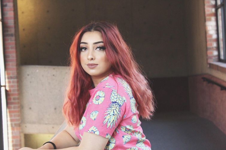 Папа хотел красиво сфотографировать свою дочь, но у него вышел абсурдный мутант папа сфотографировал дочь, папа сделал панорамное фото дочери, смешное панорамное фото