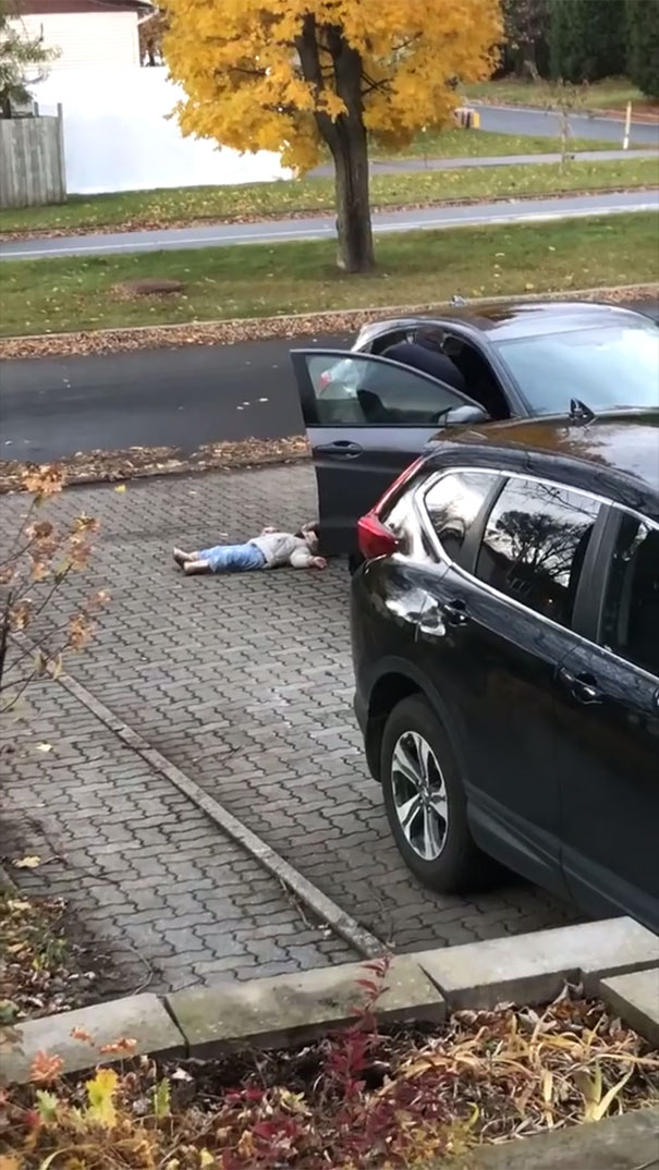 Отец перенёс свою упрямую дочь как сумку