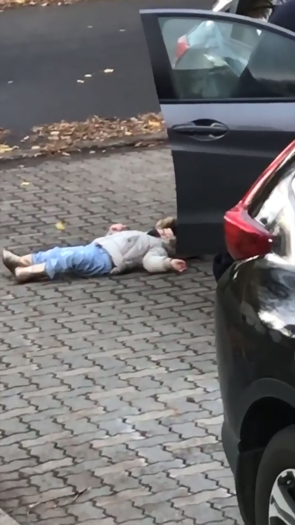 Отец перенёс свою упрямую дочь как сумку