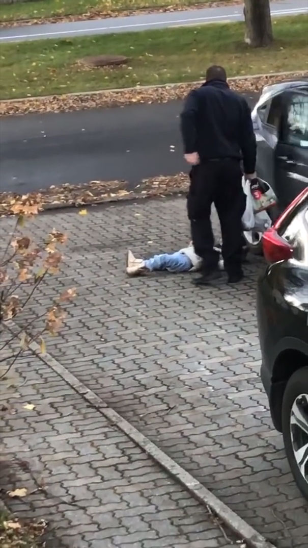 Отец перенёс свою упрямую дочь как сумку