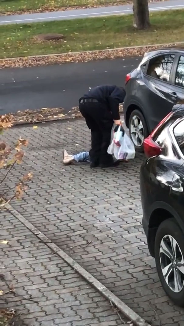 Отец перенёс свою упрямую дочь как сумку