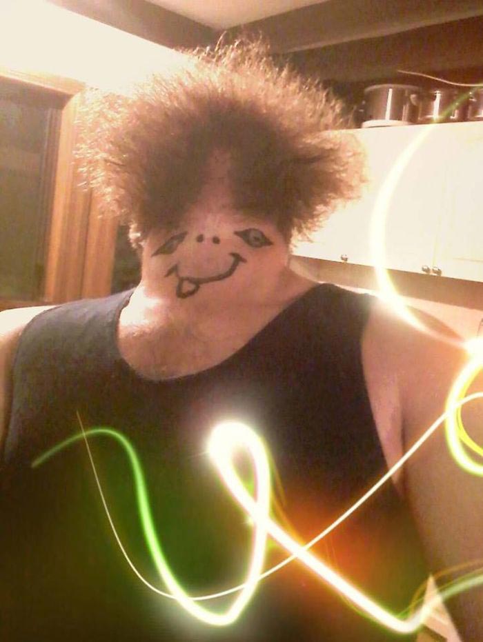 бородатые мужчины фотографируют своё лицо снизу вверх 