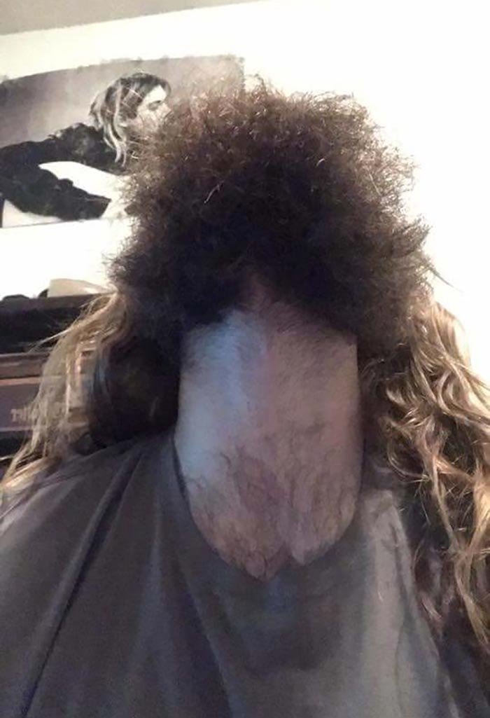 бородатые мужчины фотографируют своё лицо снизу вверх 