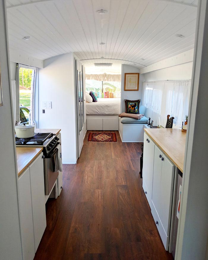 дом на колёсах из автобуса, женщина дом на колесах, из автобуса в дом на колесах