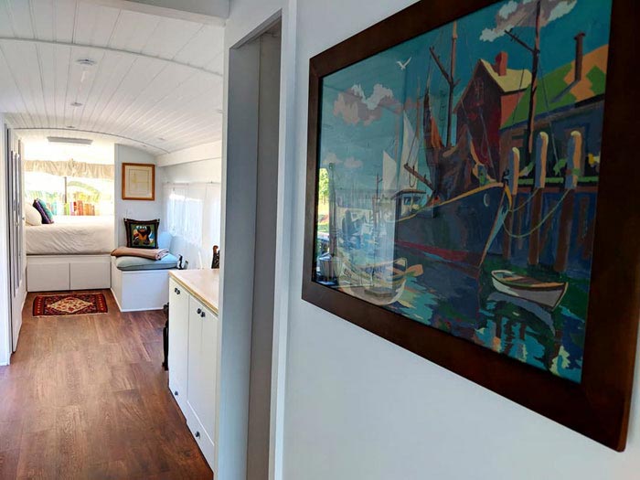 дом на колёсах из автобуса, женщина дом на колесах, из автобуса в дом на колесах