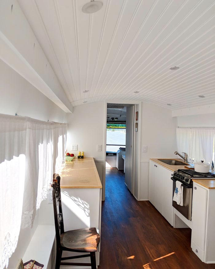 дом на колёсах из автобуса, женщина дом на колесах, из автобуса в дом на колесах