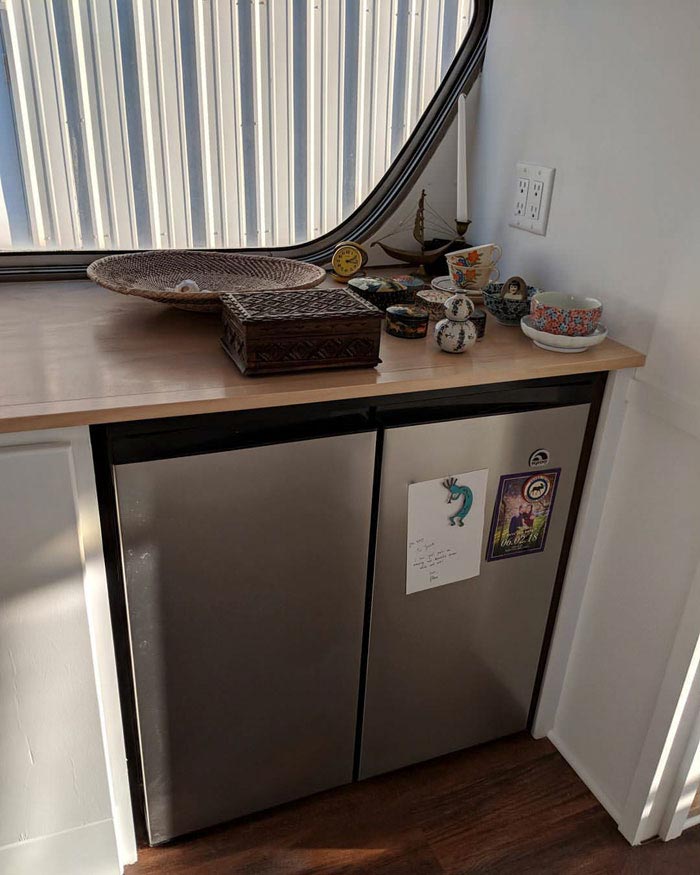 дом на колёсах из автобуса, женщина дом на колесах, из автобуса в дом на колесах