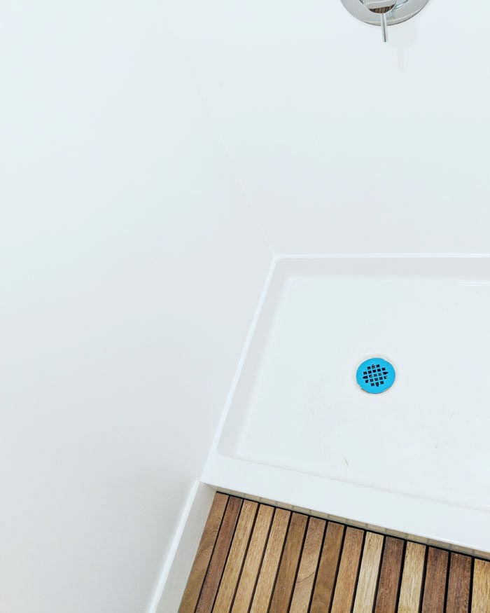 дом на колёсах из автобуса, женщина дом на колесах, из автобуса в дом на колесах