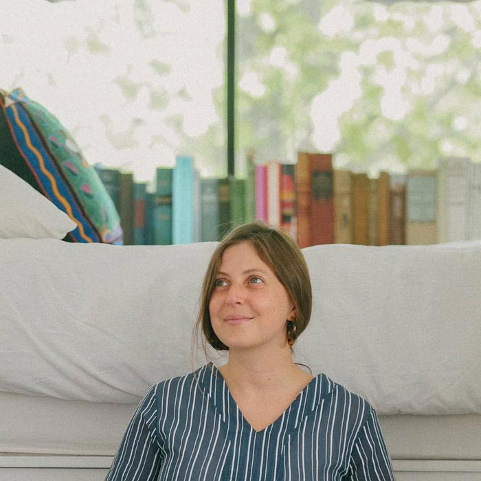 дом на колёсах из автобуса, женщина дом на колесах, из автобуса в дом на колесах