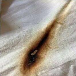 спать с зарядкой телефона, спать с зарядным устройством телефона, зарядное устройство в кровати, зарядка в кровати