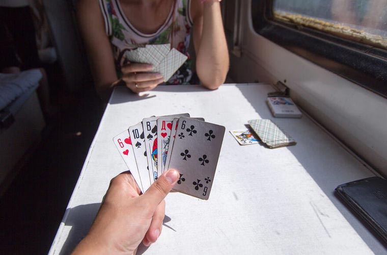 Можно ли играть в поезде в карты как играть карты лего чима