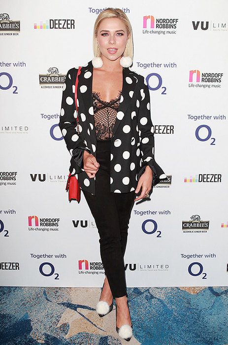 нелепые наряды звёзд, самые безвкусные наряды знаменитостей