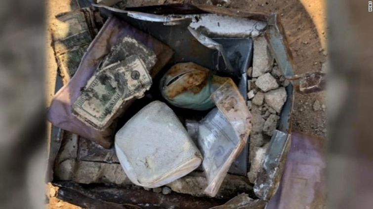 сейф в саду, металлический ящик в саду, принимали ящик за электрощиток, сокровища в саду