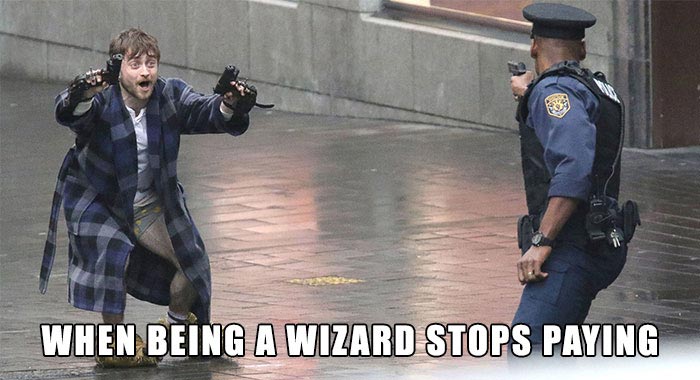 новые фотографии Дэниэла Рэдклиффа, Дэниэл Рэдклифф guns akimbo, Дэниэл Рэдклифф пушки акимбо, Дэниэл Рэдклифф на съемках нового фильма